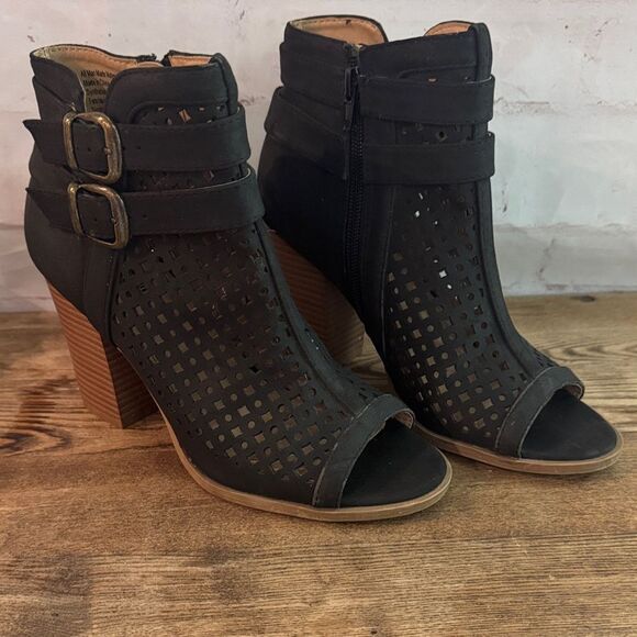 Brash Black Cut-Out Heeled Shoes - Picture 1 of 4